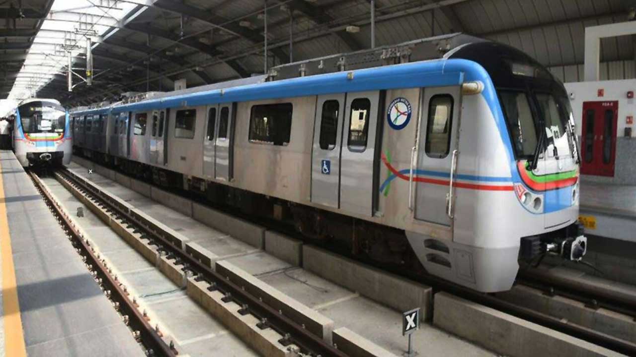 Hyderabad Metro Train | మందు బాబులకు గుడ్ న్యూస్... రాత్రి ఒంటిగంట వరకు అటు బార్లు, ఇటు మెట్రో