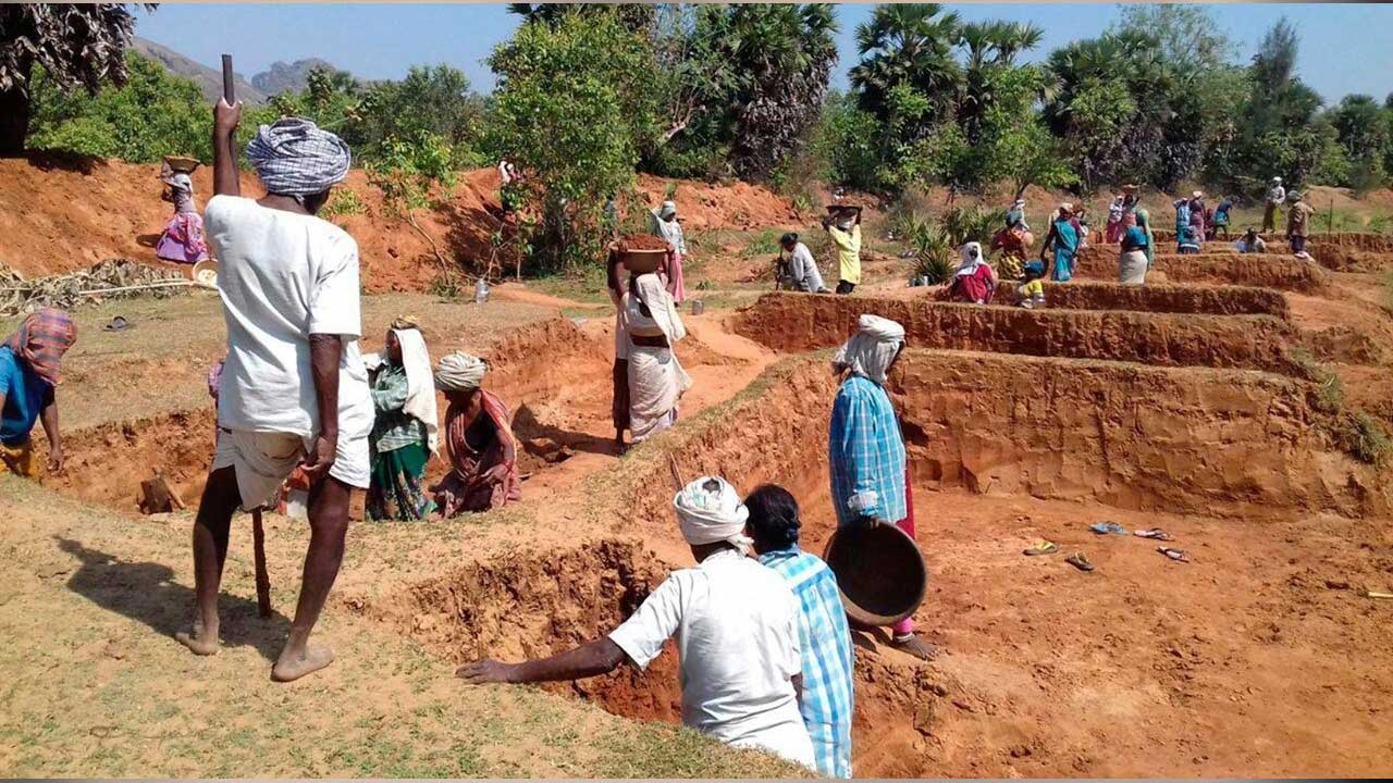 MGNREGA | ఉపాధి హామీ ప‌థ‌కానికి కేంద్రం తిలోద‌కాలు