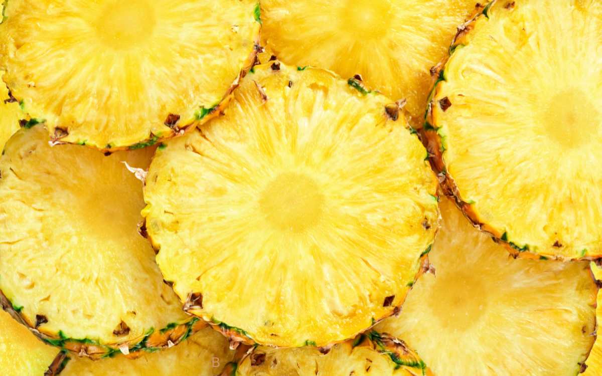 Eating Pineapple | పైనాపిల్ పండ్ల‌ను తిన్న‌ప్పుడు నాలుక ప‌గిలిన‌ట్లు అయి మంట‌గా అనిపిస్తుంది.. ఎందుక‌ని..?