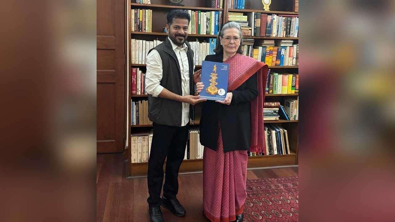 తెలంగాణ రైజింగ్ 2047 విజన్ డాక్యుమెంట్.. సోనియాకు రేవంత్ అంద‌జేత