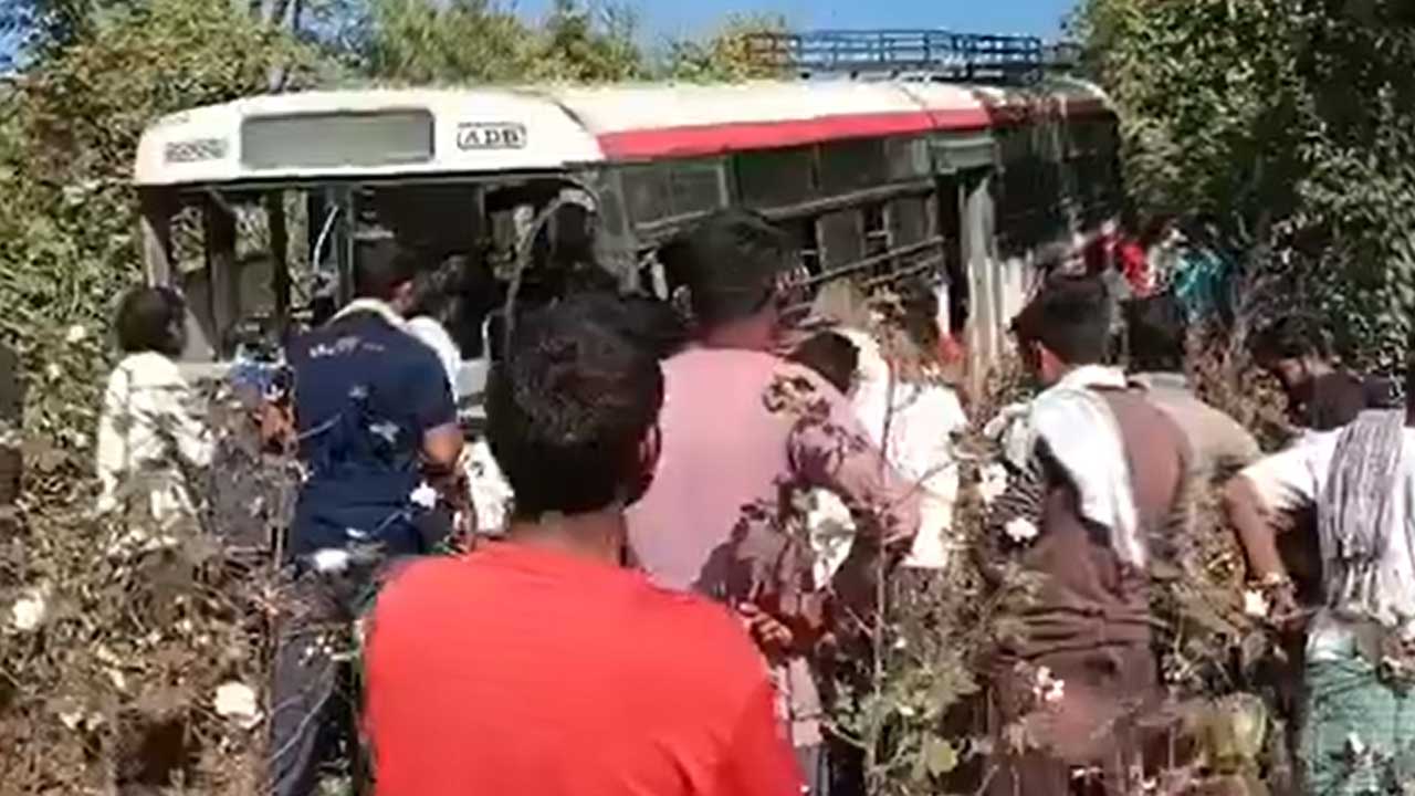 TGSRTC | పంట పొలాల్లోకి దూసుకెళ్లిన ఆర్టీసీ బ‌స్సు.. 30 మంది ప్ర‌యాణికుల‌కు గాయాలు