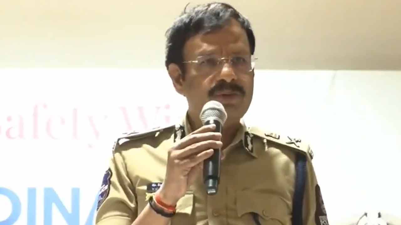 CP Sajjanar | బ‌ల‌వంత‌పు వ‌సూళ్లు చేస్తే చ‌ర్య‌లు త‌ప్ప‌వు.. ట్రాన్స్‌జెండ‌ర్ల‌కు సీపీ స‌జ్జ‌నార్ వార్నింగ్