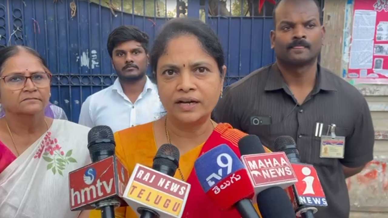 Women Commission | ఓయూ క్యాంపస్ లేడీస్ హాస్టల్‌ను సందర్శించిన మహిళా కమిషన్ చైర్‌ప‌ర్స‌న్ నేరెళ్ల శారద
