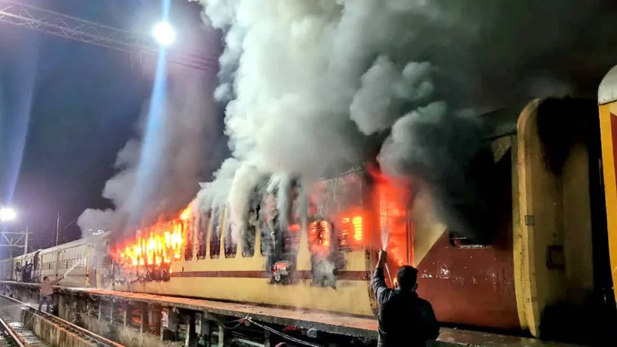 Andhra Train Fire | ఎర్నాకుళం ఎక్స్‌ప్రెస్ రైలులో అగ్ని ప్రమాదం.. రెండు ఏసీ బోగీలు దగ్ధం