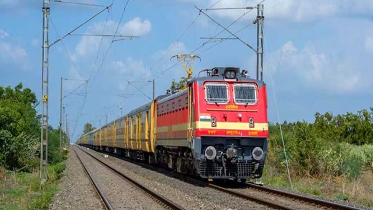 Special Trains | సంక్రాంతికి ఊరెళ్లేవారికి గుడ్‌న్యూస్‌