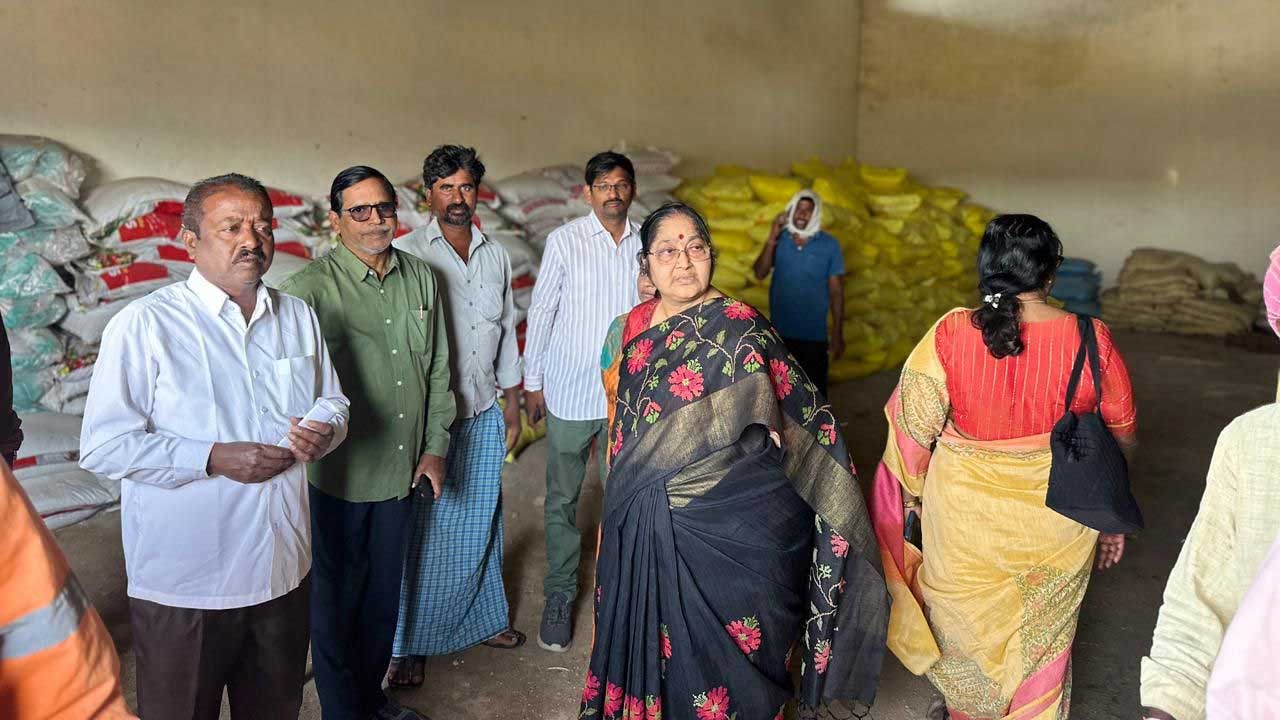 Urea | యూరియా పంపిణీకి రంగంలోకి దిగిన స్పెషల్ ఆఫీసర్లు