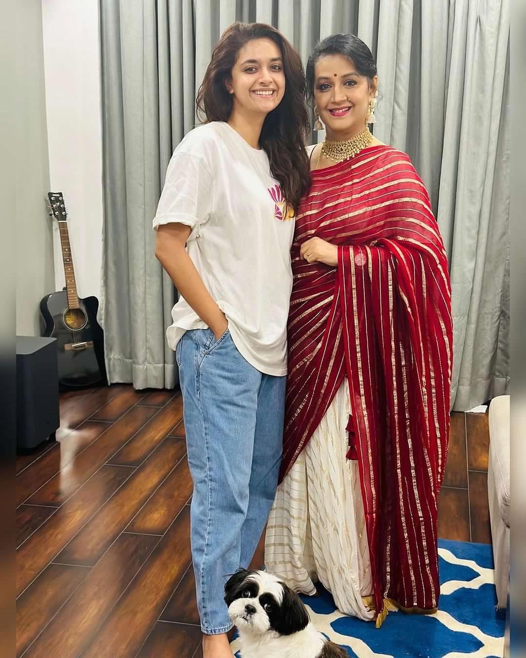 మేనక మలయాళంలోనే ఎక్కువగా సినిమాలు చేసింది. మమ్ముట్టి, మోహన్లాల్ వంటి స్టార్స్తో జోడీగా నటించింది.