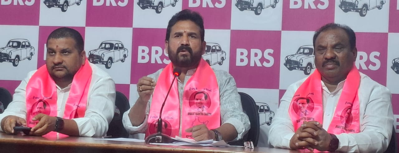 Methuku Anand | ప్ర‌భుత్వం జ‌ర్న‌లిస్టుల‌ను భ‌య‌భ్రాంతుల‌కు గురిచేస్తోంది: మెతుకు ఆనంద్‌