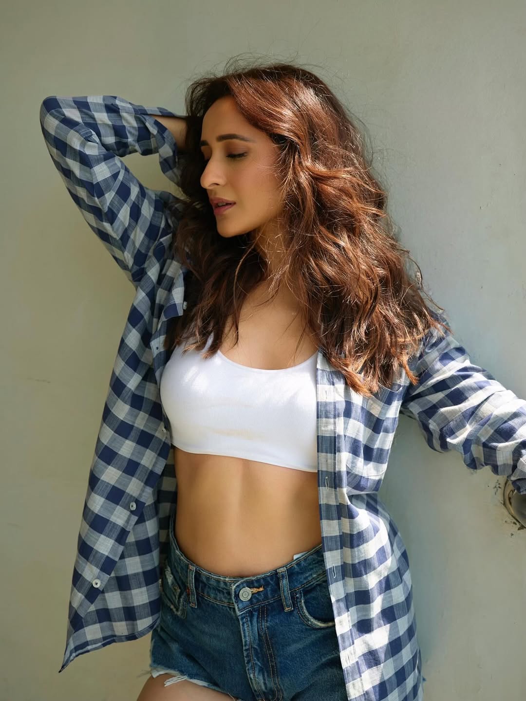 పొట్టి డెనిమ్ షార్ట్లో పరువాలతో మెరిసిపోతున్న ఫొటోలను ఇన్స్టాగ్రామ్లో పోస్ట్ చేసింది ప్రగ్యా జైస్వాల్.