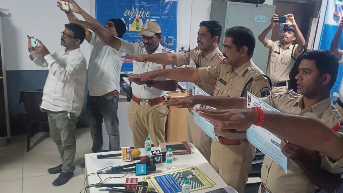 Arrive-Alive | మాదాపూర్ పీఎస్ పరిధిలో అరైవ్ – అలైవ్ కార్య‌క్ర‌మం