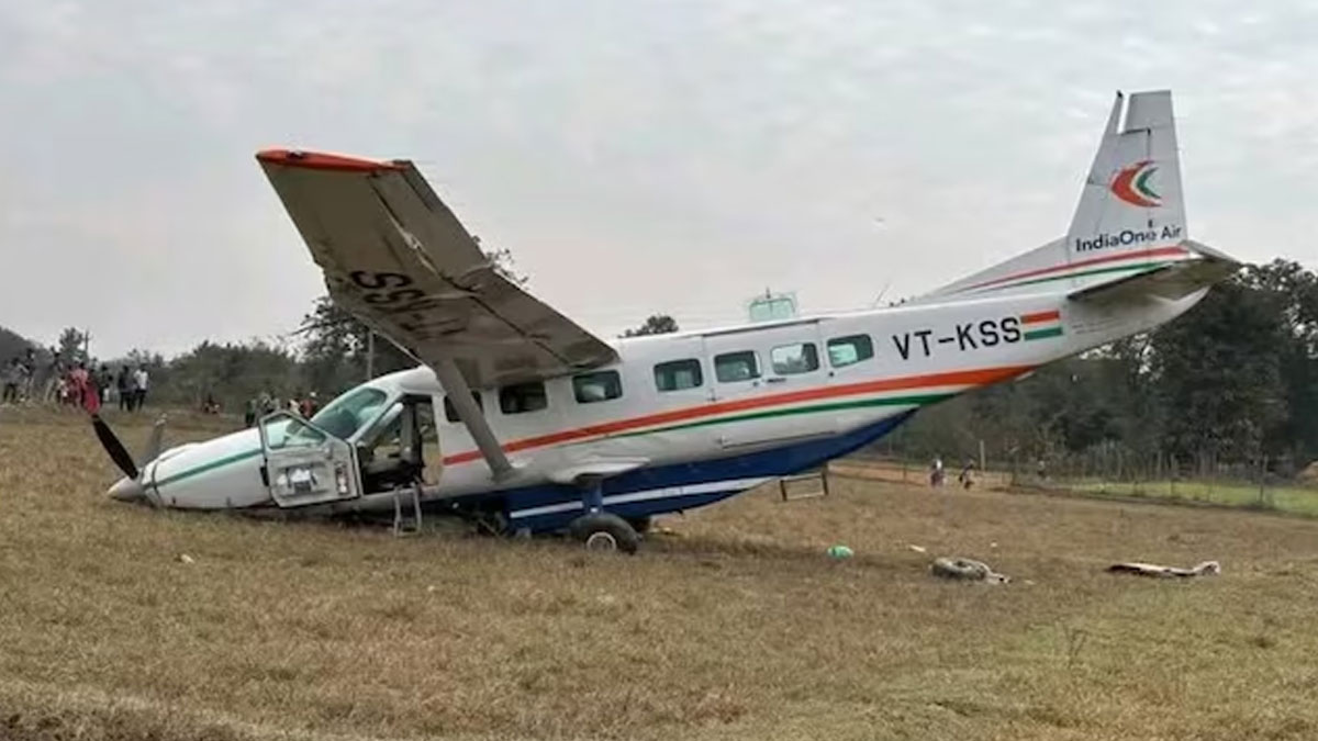 Plane Crash Land | ల్యాండ్ అవుతూ కుప్పకూలిన విమానం
