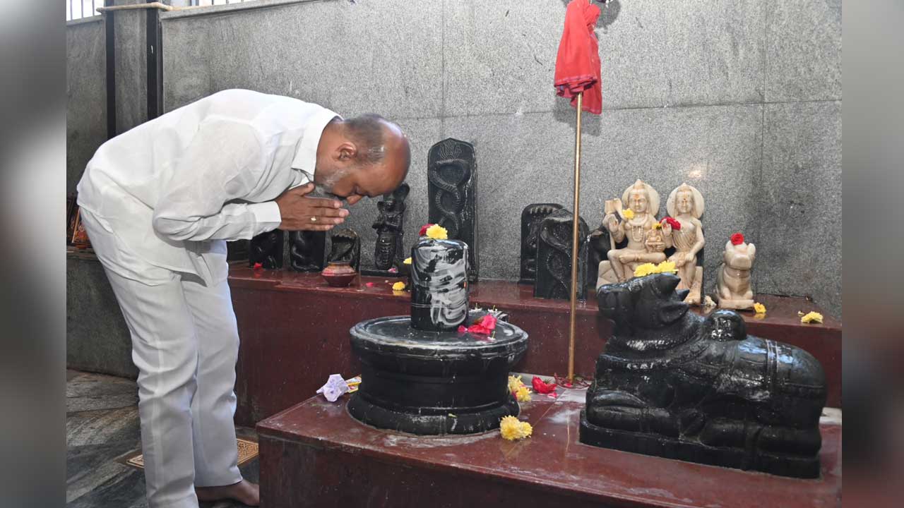 Bandi Sanjay | పంజాగుట్ట శ్రీ దుర్గా భ‌వాని ఆల‌యంలో బండి సంజ‌య్ ప్ర‌త్యేక పూజ‌లు