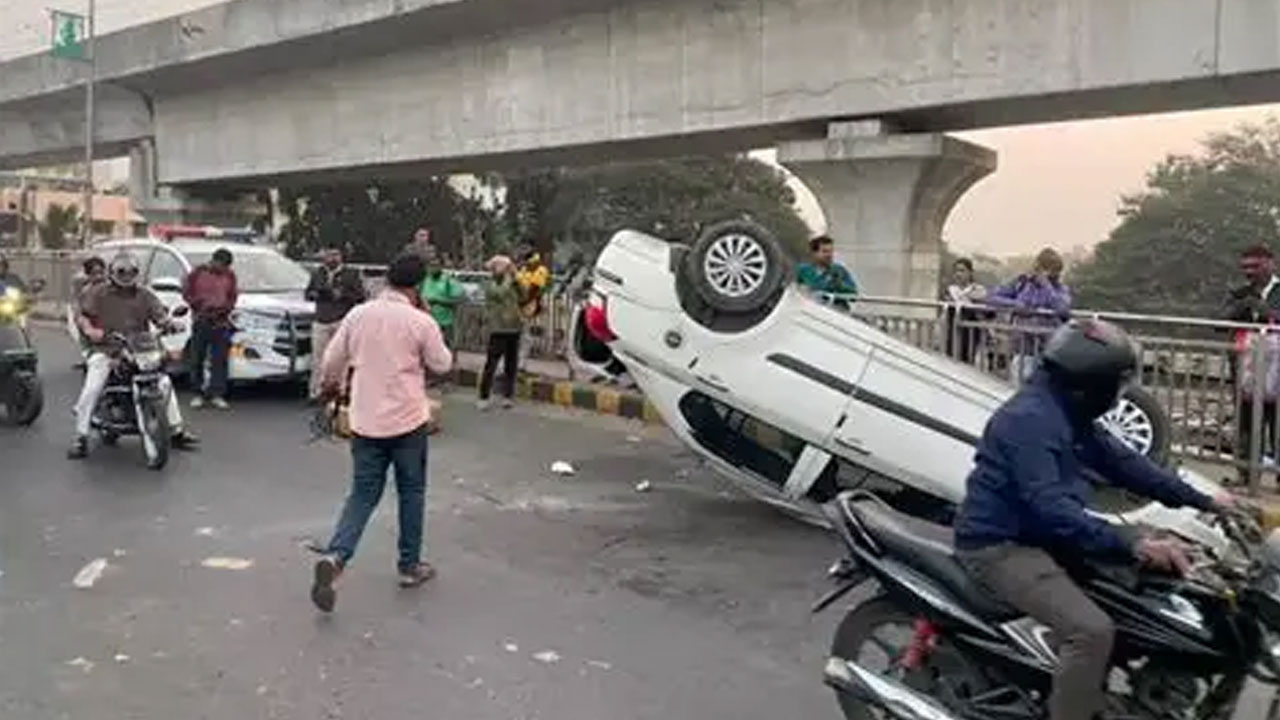 Hyderabad | అతివేగం.. బేగంపేట ఫ్లైఓవర్‌పై డివైడ‌ర్‌ను ఢీకొని కారు బోల్తా..
