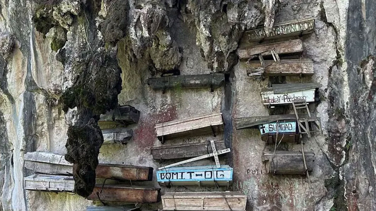Hanging coffins Philippines | మృతదేహాలను భూమిలో పాతిపెట్టరు.. కాల్చరు.. కొండలకు వేలాడదీస్తారు! ఈ వింత ఆచారం గురించి తెలుసా?