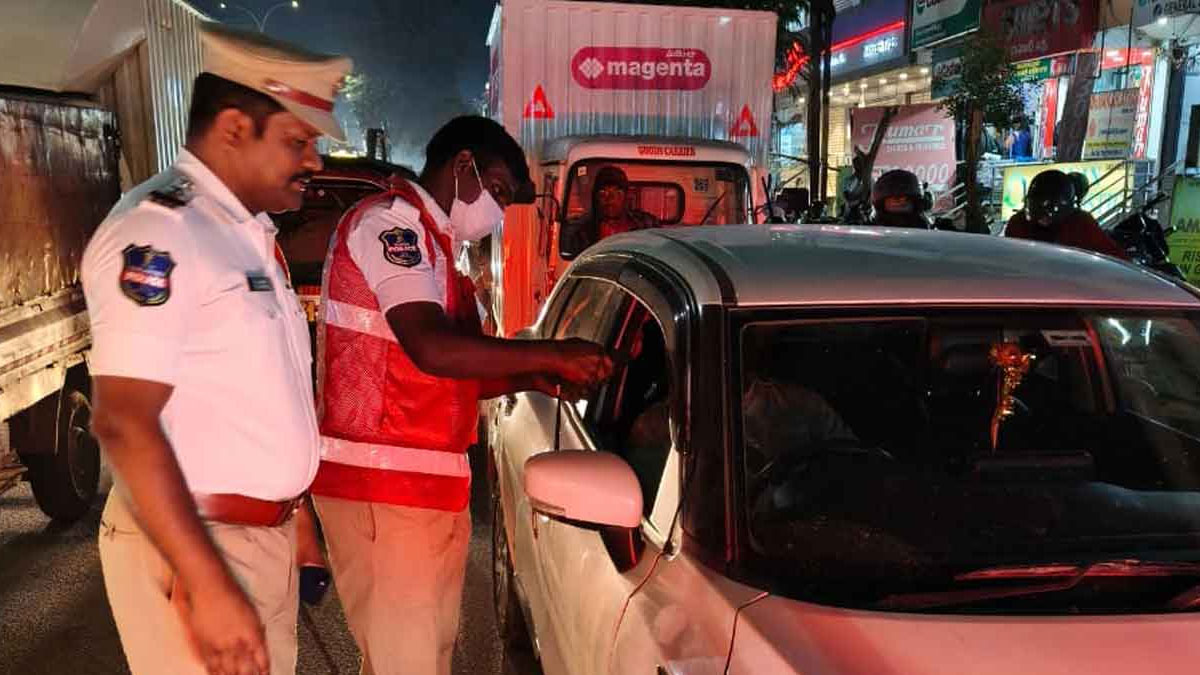 Cyberabad Police Weekend Drunk and Drive | మందుబాబులకు సైబరాబాద్ పోలీసులు షాక్: డ్రంక్ అండ్ డ్రైవ్‌లో 137 మంది అరెస్ట్.. 10 ఏళ్ల జైలు తప్పదు!
