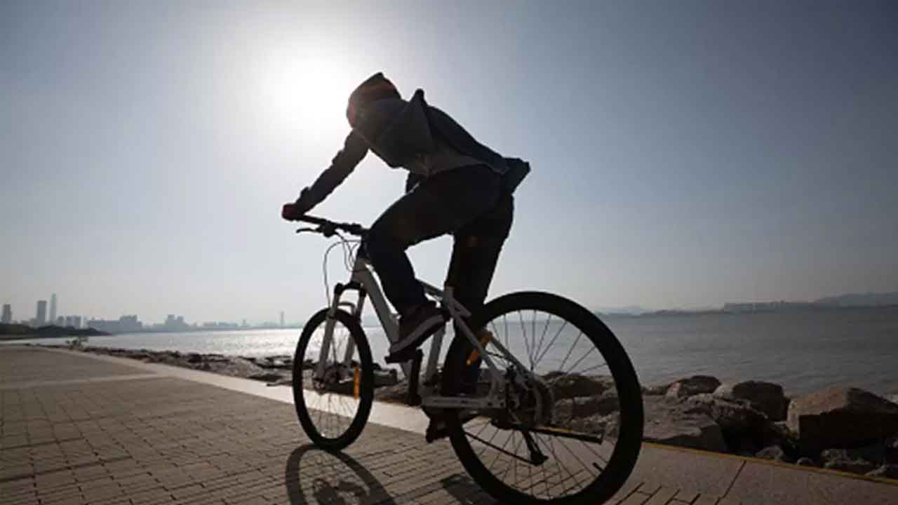 Cycling | సైకిల్ తొక్క‌డం నేర్పిస్తూ.. రూ.35 ల‌క్ష‌లు సంపాదించాడు..