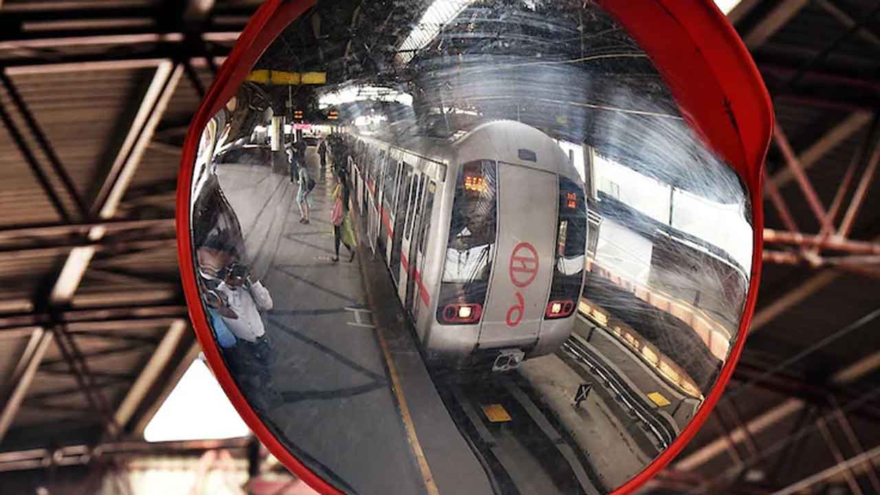 Delhi Metro | ఢిల్లీ మెట్రోలో అమెరిక‌న్ యువ‌తికి చేదు అనుభ‌వం.. ఇక‌పై ఇండియాకు రాను అంటూ..