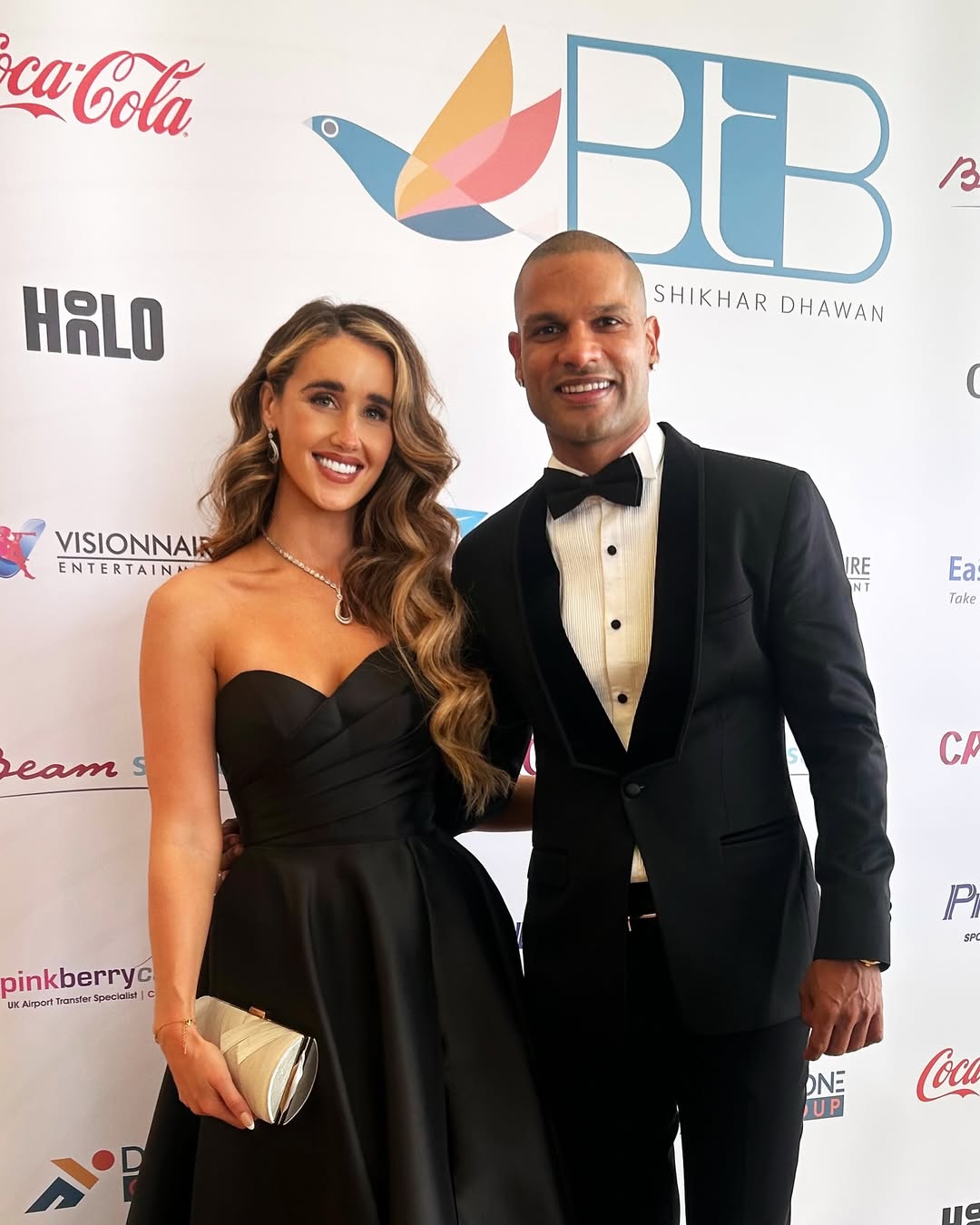 గత ఏడాది కాలంగా సోఫీ షైన్తో ప్రేమలో ఉన్నారు శిఖర్ ధావన్. కొన్నాళ్లుగా వీరిద్దరు సహజీవనంలో చేస్తున్నట్లు సన్నిహిత వర్గాల చెబుతున్నాయి.