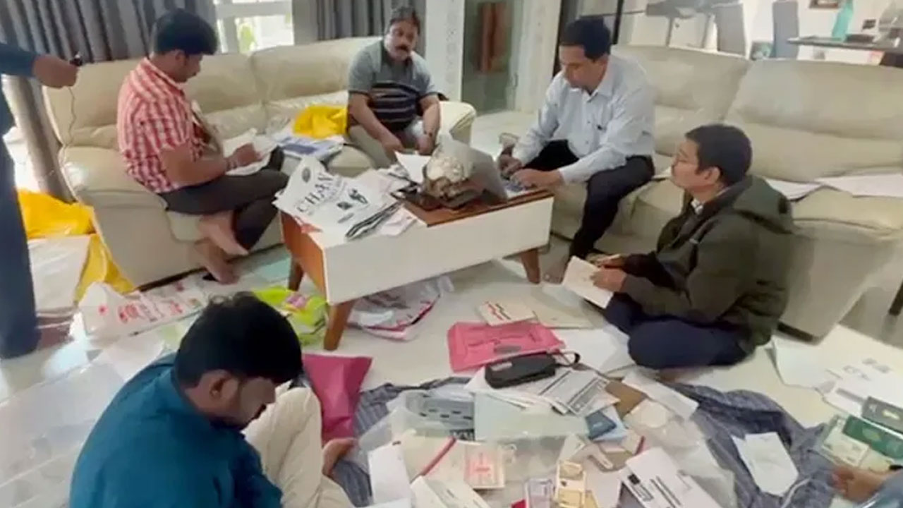 ACB Raids | హ‌నుమ‌కొండ అద‌న‌పు క‌లెక్ట‌ర్ నివాసాల్లో ఏసీబీ సోదాలు