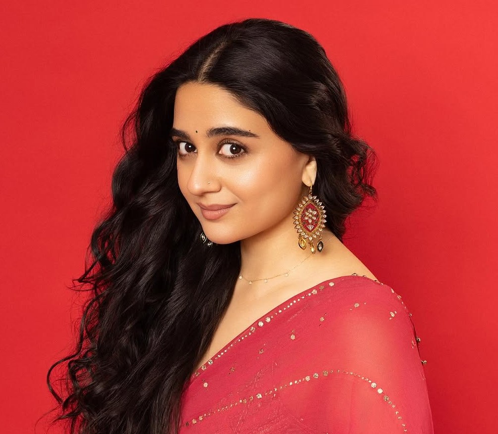 Imanvi | రెడ్ శారీలో ఫౌజీ హీరోయిన్ క్యూట్ ఫోజులు