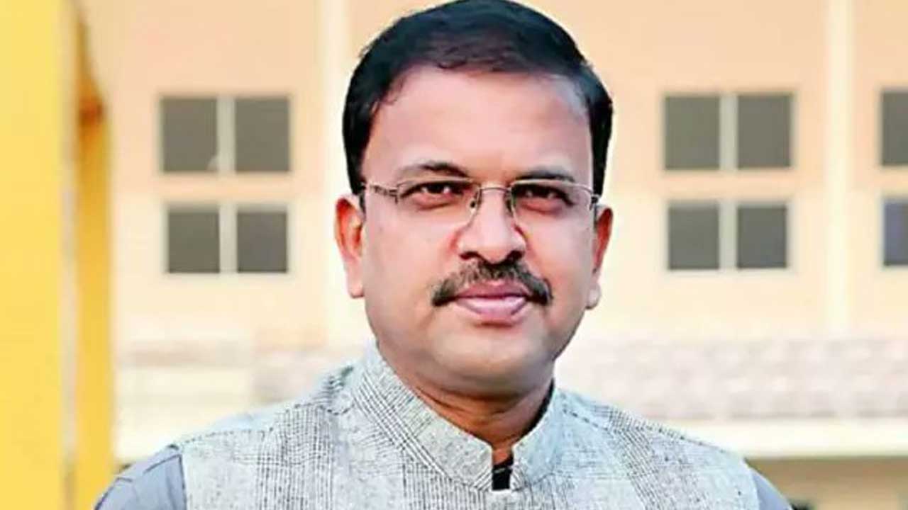 JD Lakshmi Narayana​​ | రూ. 2.58 కోట్లు పోగొట్టుకున్న మాజీ ఐపీఎస్ జేడీ ల‌క్ష్మీనారాయ‌ణ భార్య‌..!