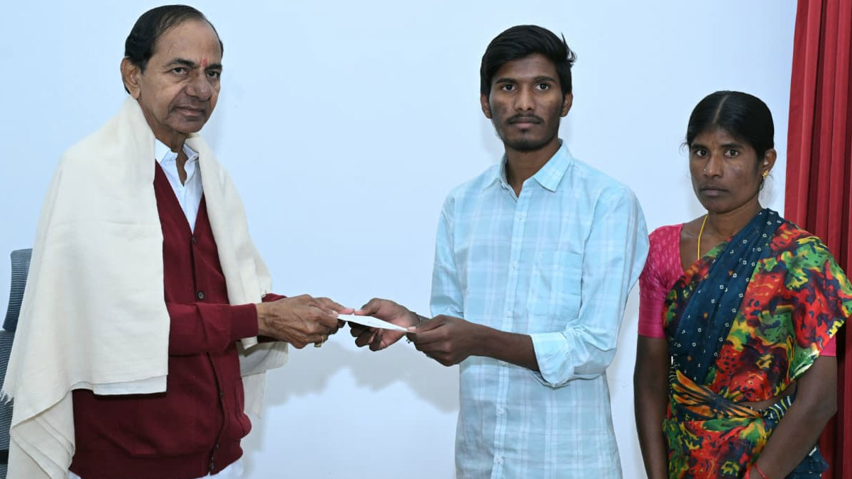 KCR | "మంచిగ చదువుకోండి బిడ్డా.. నేనున్నా!": పేద విద్యార్థులకు కేసీఆర్ అభయహస్తం
