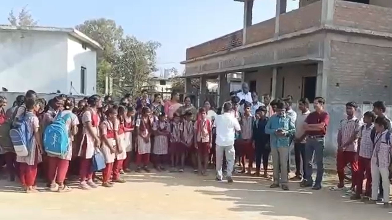 Pending Bills | మన ఊరు మన బడి బిల్లులు చెల్లించలేదని.. ప్రభుత్వ పాఠశాలకు తాళం వేసిన కాంట్రాక్టర్