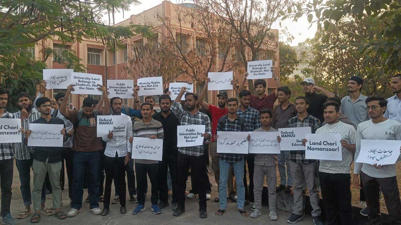 MANUU | రేవంత్ స‌ర్కార్‌కు వ్య‌తిరేకంగా.. ఉర్దూ యూనివర్సిటీలో విద్యార్థుల ఆందోళన