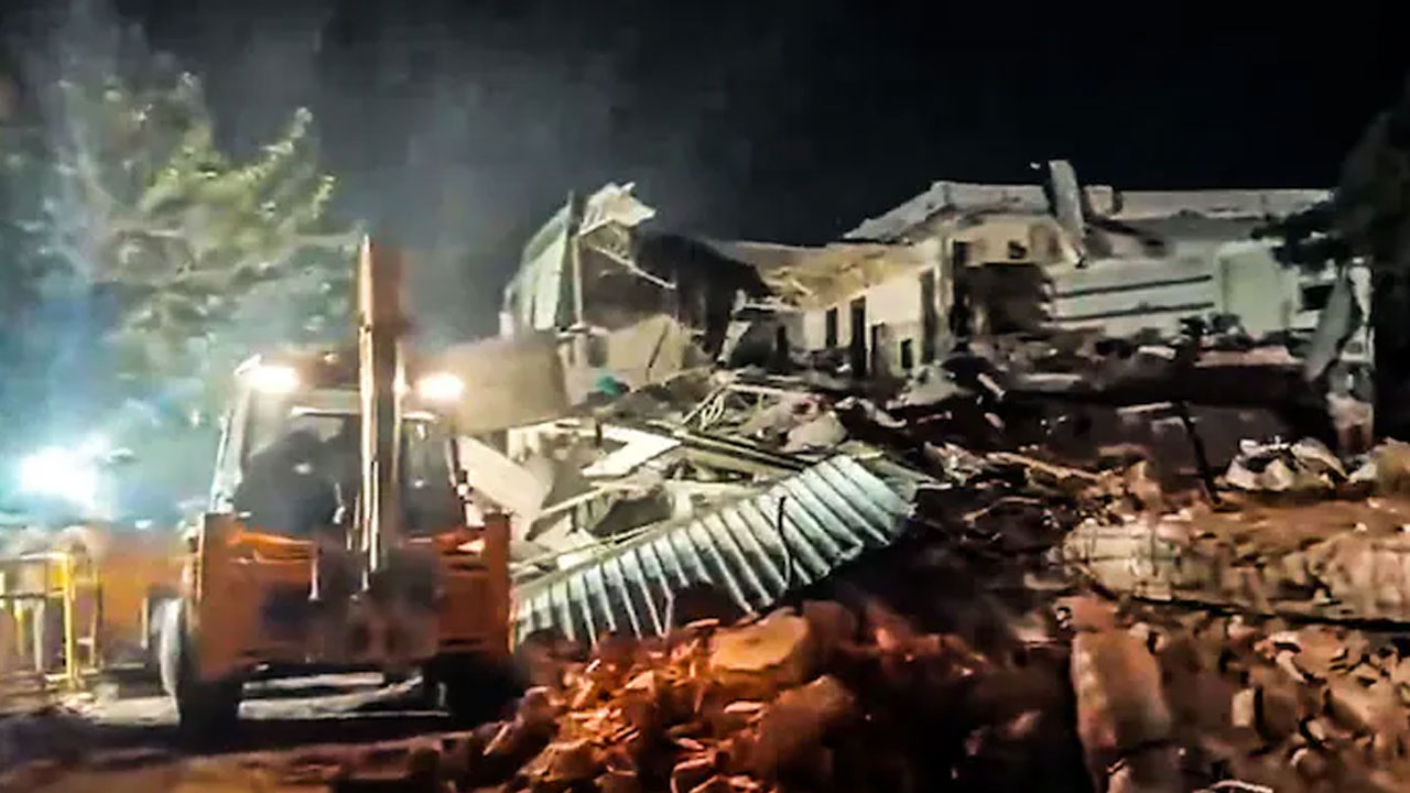 Old Delhi | పాత‌బ‌స్తీలో తీవ్ర‌ ఉద్రిక్తత.. మున్సిప‌ల్ సిబ్బంది, పోలీసుల‌పై జనం రాళ్ల దాడి