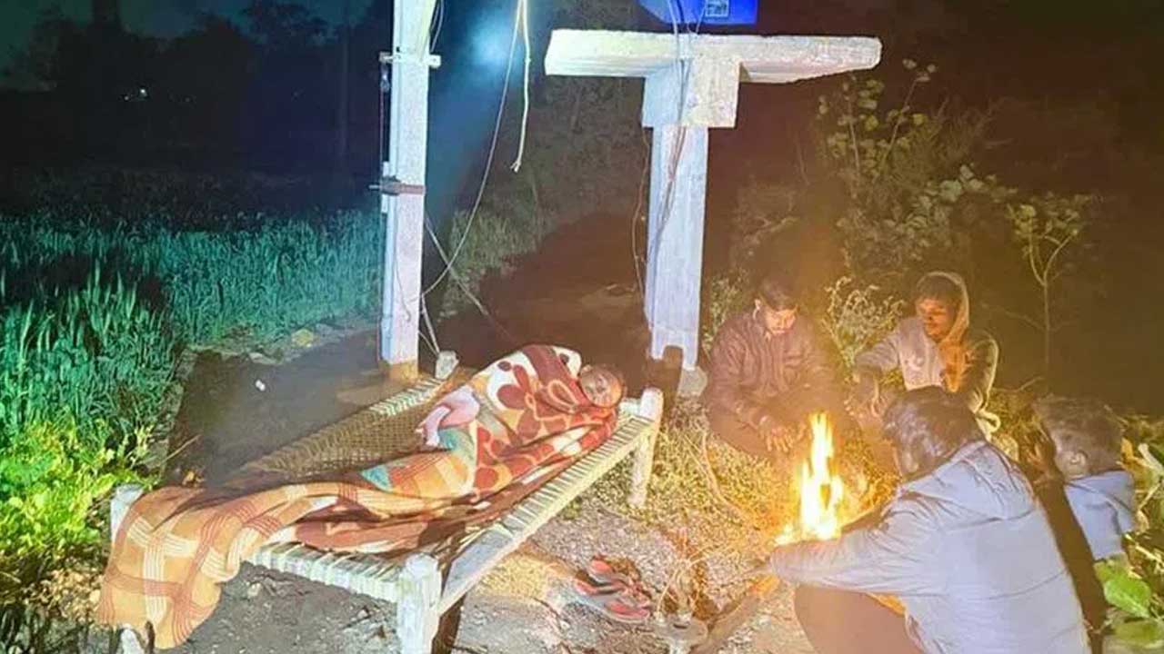 Telangana | క‌రెంట్ కోసం.. రాత్రంతా బావుల వ‌ద్దే రైతుల ప‌డిగాపులు