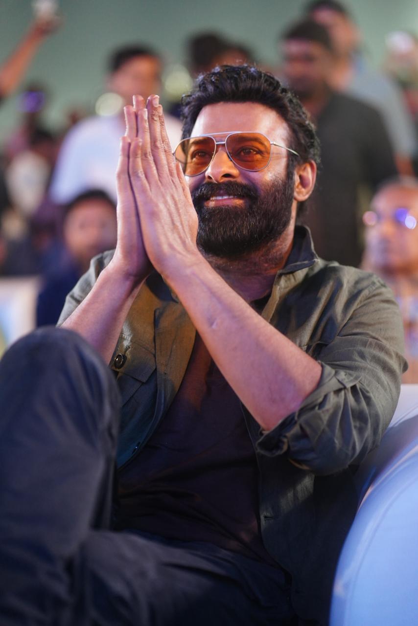 రాజాసాబ్ కోసం ప్రభాస్ తీసుకున్న రెమ్యూనరేషన్ హాట్ టాపిక్గా మారింది. ఈ మూవీ కోసం 120 కోట్లు ప్రభాస్ తీసుకున్నట్లు ప్రచారం జరుగుతోంది.