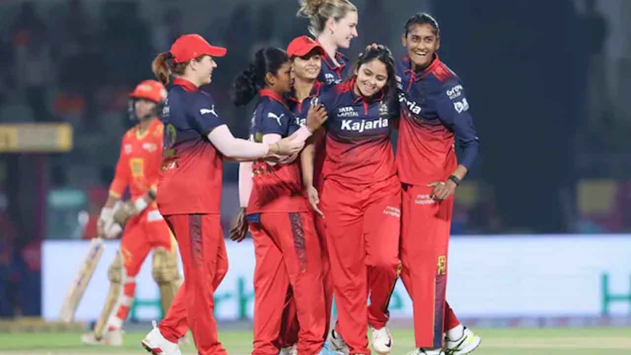 WPL 2026 | ఆర్సీబీకి వ‌రుస‌గా ఐదో విజయం, ప్లేఆఫ్స్ బెర్త్ ఖాయం