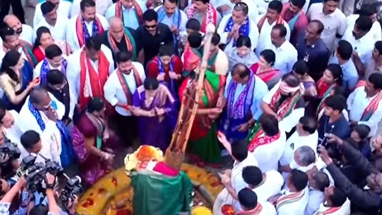 Revanth Reddy | మేడారంలో అభివృద్ధి ప‌నుల‌ను ప్రారంభించిన సీఎం.. మ‌న‌వ‌డితో క‌లిసి మొక్కులు చెల్లించుకున్న రేవంత్‌