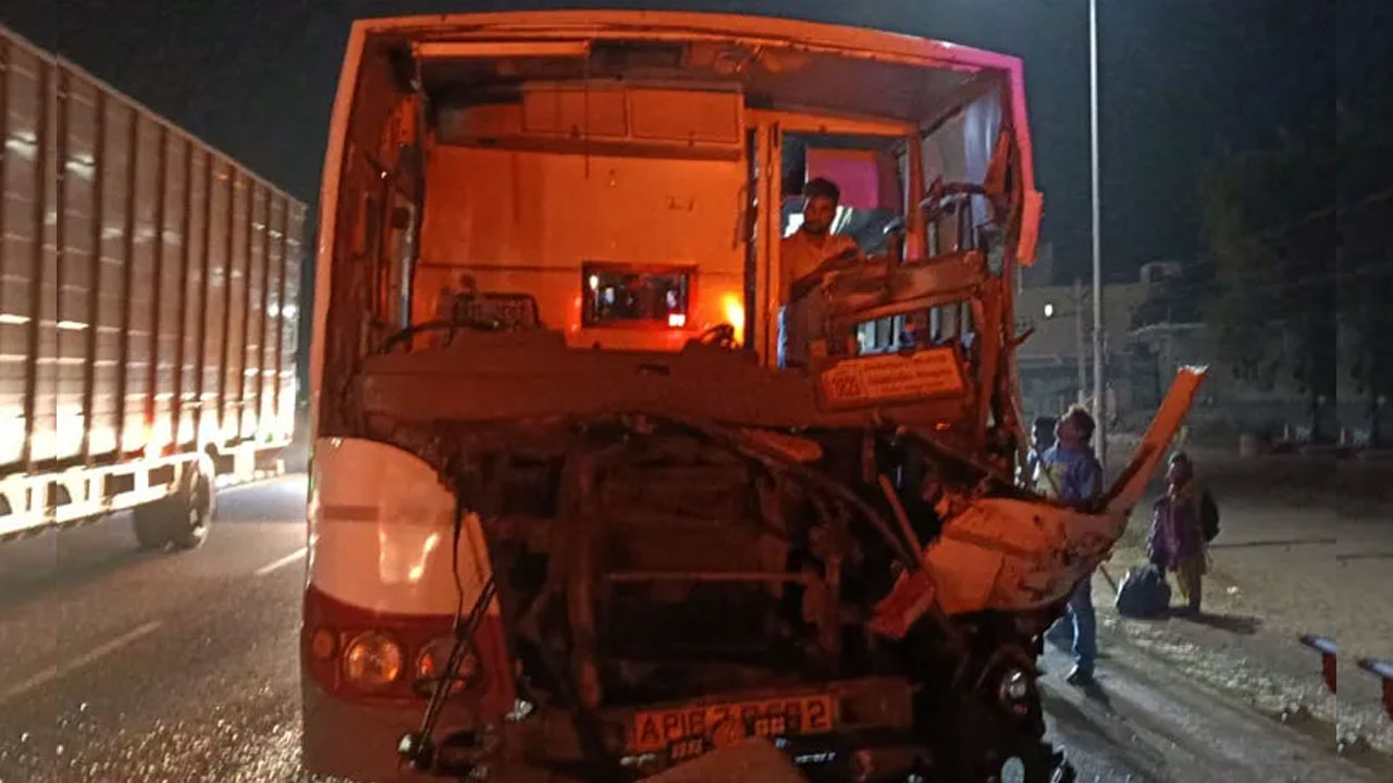 RTC Bus Accident | కొర్ల‌ప‌హ‌డ్ వ‌ద్ద రెండు బ‌స్సులు ఢీ.. ప‌లురుకి గాయాలు