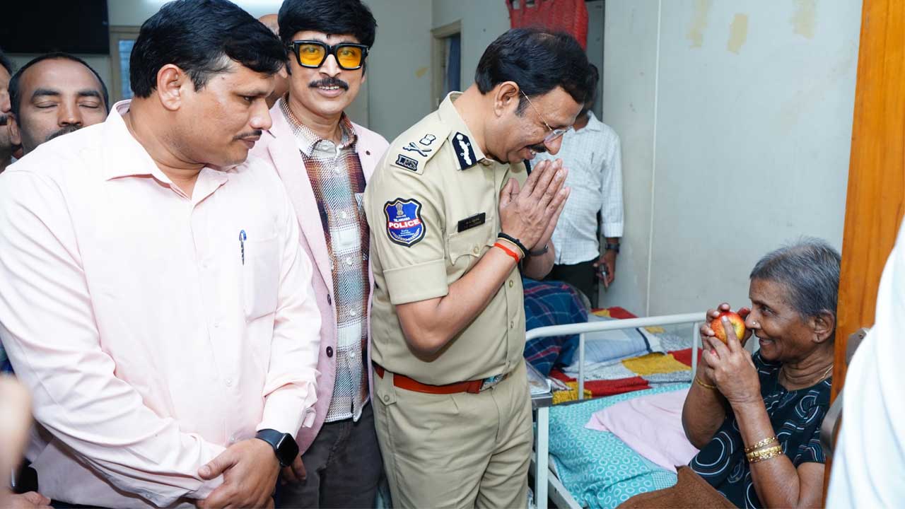 CP Sajjanar | వృద్ధాశ్ర‌మంలో సీపీ స‌జ్జ‌నార్ న్యూఇయ‌ర్ వేడుక‌లు