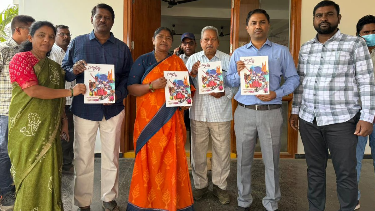 Sammakka - The Glory of Medaram | మేడారం వైభవం కళ్లకు కట్టేలా.. 'సమ్మక్క - ది గ్లోరీ ఆఫ్ మేడారం' పుస్తకాన్ని ఆవిష్కరించిన మంత్రి సీతక్క