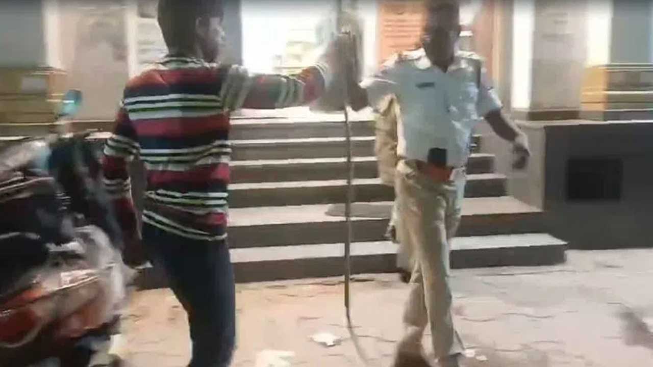 Hyderabad | ట్రాఫిక్ పోలీసుల‌ను పాముతో బెదిరించిన ఆటో డ్రైవ‌ర్.. వీడియో