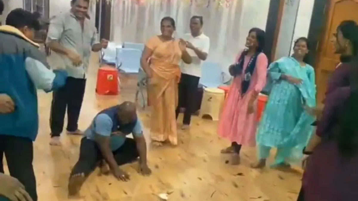 Srisailam Temple Staff | శ్రీశైలం గుడిలో రికార్డు డ్యాన్సులు.. న్యూఇయర్ వేడుకల్లో స్టాఫ్ వల్గర్ డ్యాన్స్