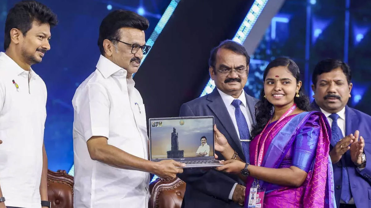 Ulagam Ungal Kaiyil Scheme | 20 లక్షల మంది విద్యార్థులకు ఉచితంగా ల్యాప్టాప్స్ ఇస్తున్న తమిళనాడు ప్రభుత్వం