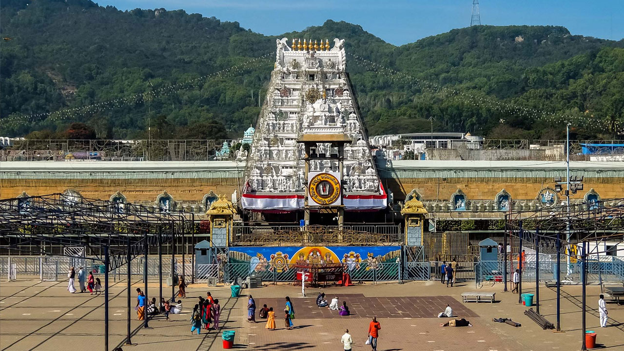 Tirumala | తిరుమ‌లలో దారుణం.. కంపార్ట్‌మెంట్‌లో భ‌క్తురాలికి మ‌త్తుమందిచ్చి బంగారు గొలుసు చోరీ