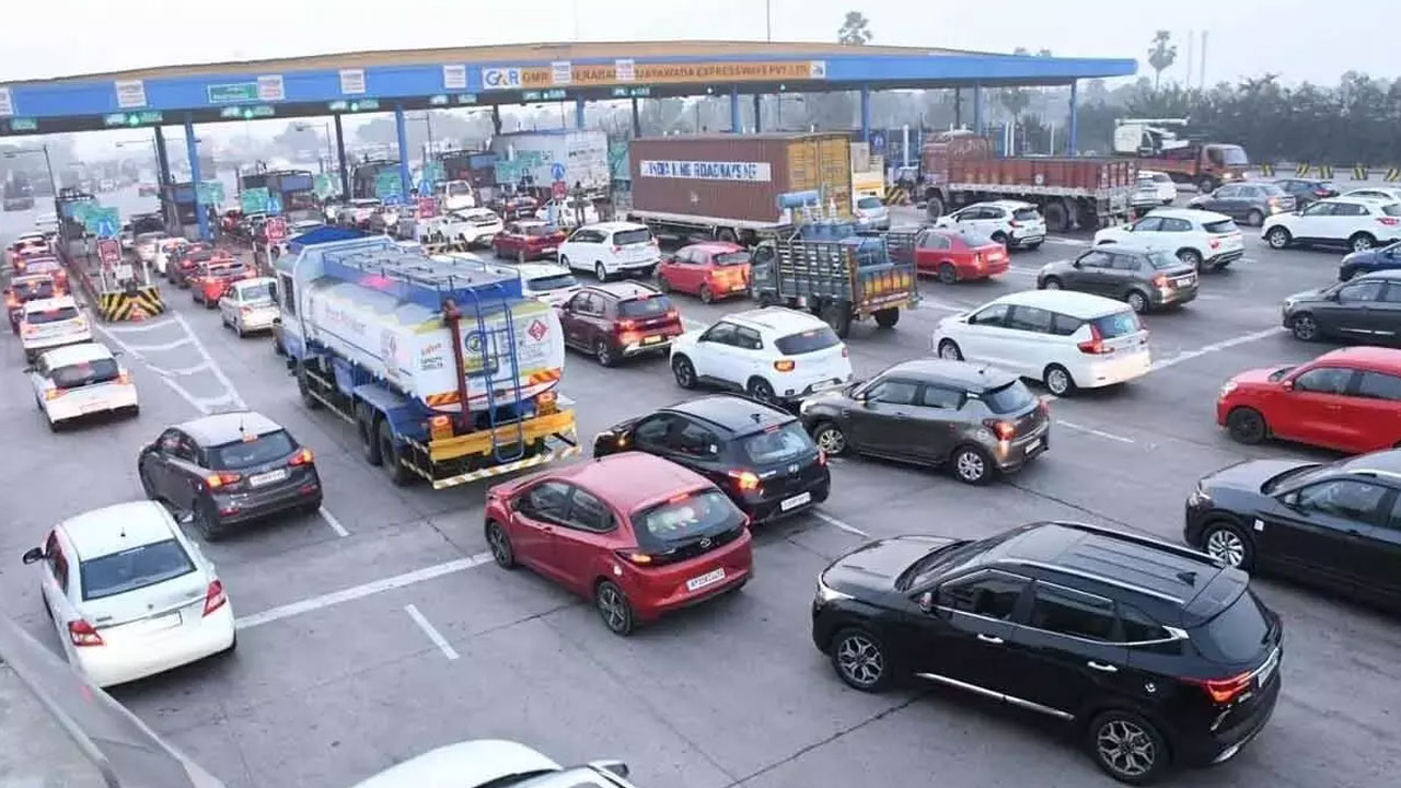 Sankranti Rush | పల్లె బాట పట్టిన పట్నం వాసులు.. ఆ హైవేపై భారీగా ట్రాఫిక్.. ప్రత్యామ్నాయ మార్గాల్లో వెళ్తే బెటర్!