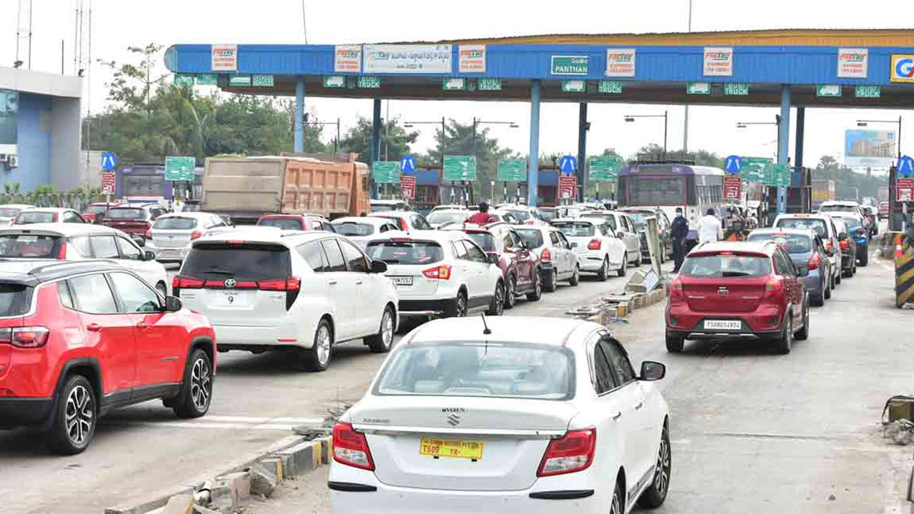 Sankranti Festival | సంక్రాంతి ఎఫెక్ట్.. ఎన్ 65పై వాహనాల రద్దీ.. పంతంగి టోల్గేట్ వద్ద భారీగా ట్రాఫిక్ జామ్