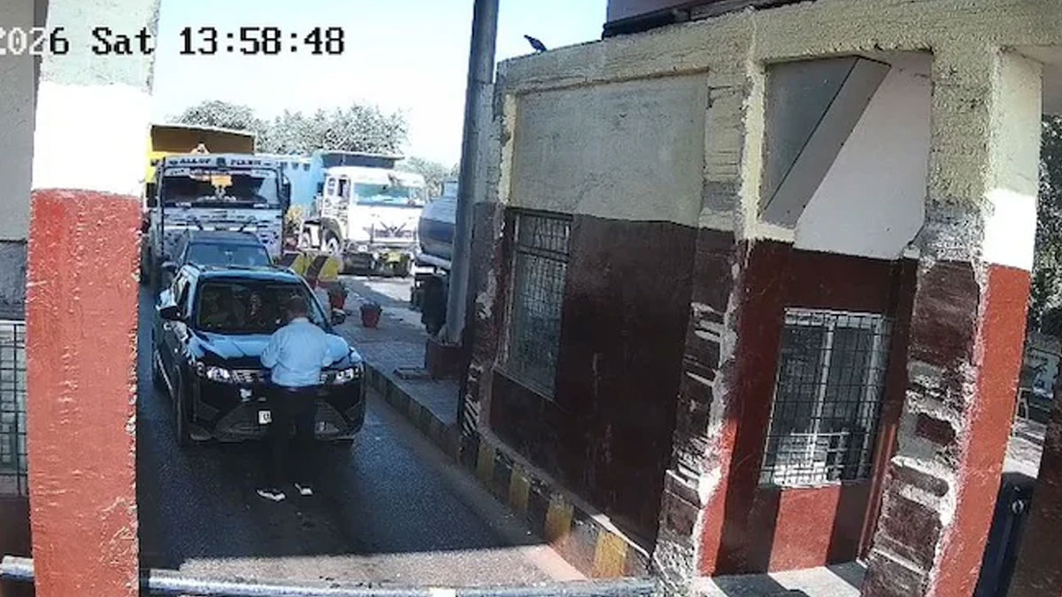 Jhansi Toll Plaza accident | టోల్ ప్లాజా వద్ద ట్రక్కు బీభత్సం: కార్లను ఢీకొట్టి, ఉద్యోగిని 50 మీటర్లు ఈడ్చుకెళ్లి..