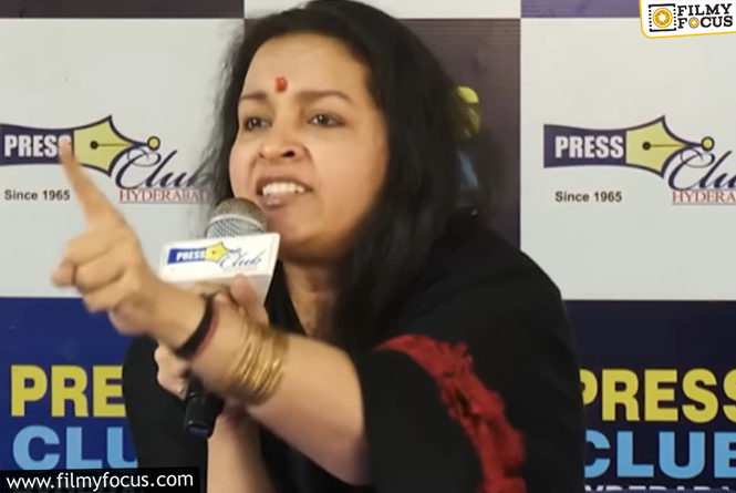 Renu Desai : డాగ్స్ గురించిన ప్రెస్ మీట్ లో రేణు దేశాయ్ ఆ రేంజ్ లో ఫైర్ అవ్వటం ఎంత వరకు కరెక్ట్..?